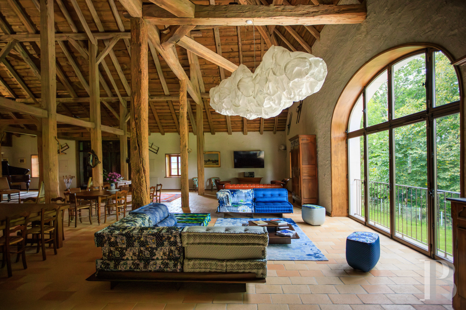 Dans le Haut-Bugey, à mi-chemin entre Lyon et Genève, une ferme abbatiale du 17e siècle transformée en une vaste et confortable demeure.  - photo  n°16